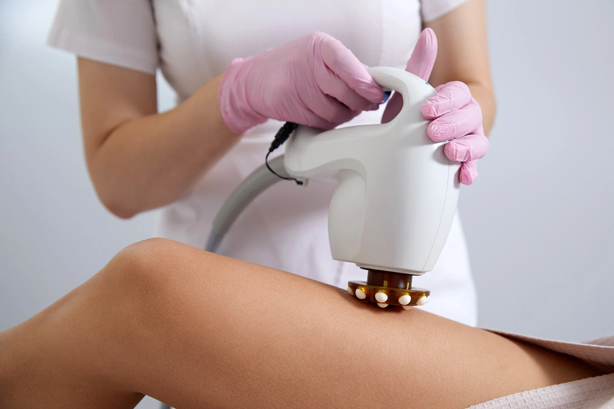 Female patient receiving cellulite treatment on her thigh.