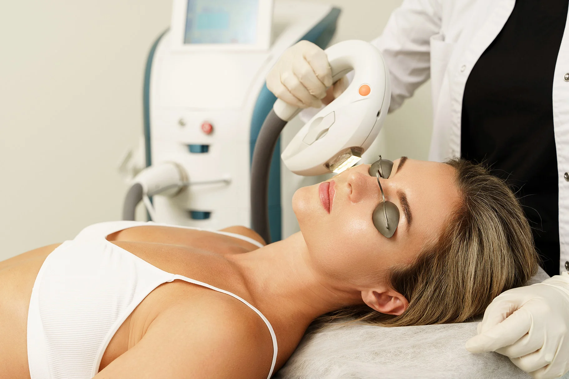 Female patient receiving Facial Redness Treatment to reduce facial redness.