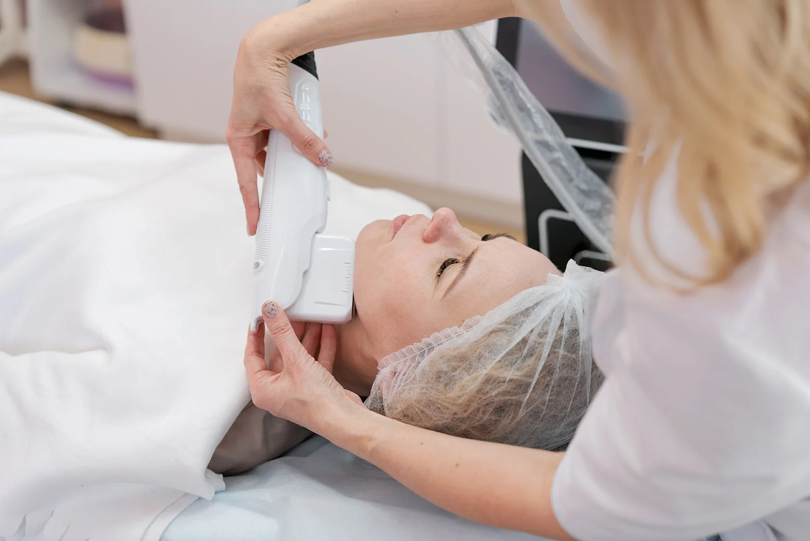 Female patient receiving non-surgical facelift treatment on her jawline.